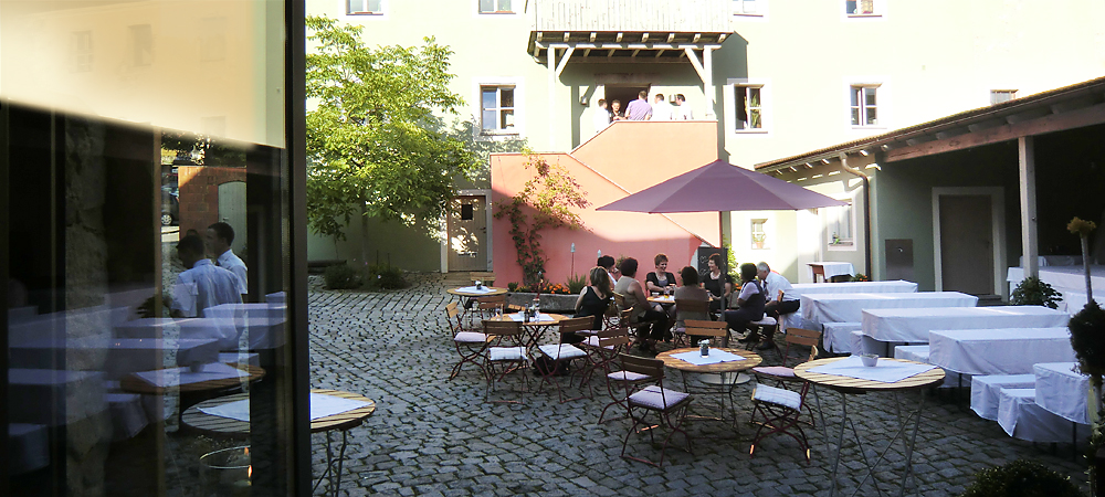 Hochzeitsgesellschaft im Innenhof